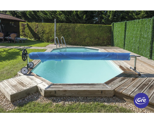 Aufnahme eines Pools mit Poolabdeckung und Aufrollvorrichtung in einem Garten.