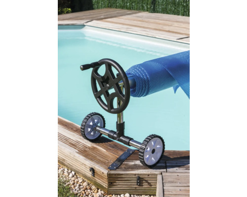 Aufrollvorrichtung mit Poolabdeckung neben einem Pool