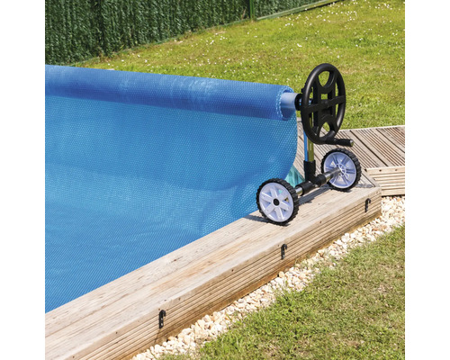 Aufroller für eine Poolabdeckung am Beckenrand