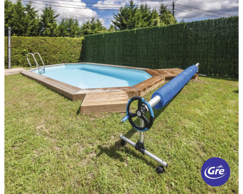 Swimmingpool mit Aufrollvorrichtung und Poolabdeckung im Garten