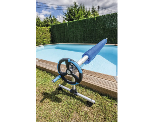 Aufrollvorrichtung für eine Poolabdeckung im Garten