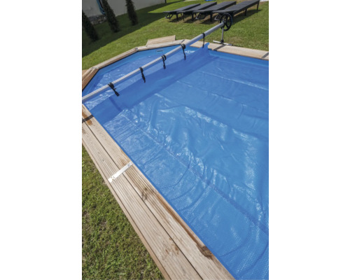 Abgedeckter Swimmingpool mit Aufrollvorrichtung