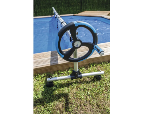 Aufrollvorrichtung für eine Schwimmbadabdeckung neben einem Pool.