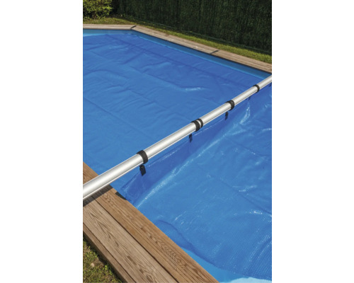 Abgedeckter Swimmingpool mit Aufrollvorrichtung