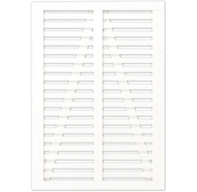 Weiße Fensterläden mit horizontalen Lamellen