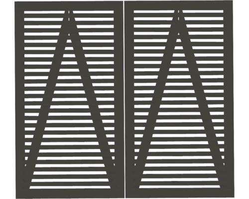Zwei Fensterläden mit horizontalen Lamellen und dreieckiger Verstrebung