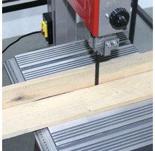 Bandsäge beim Schneiden eines Holzstücks