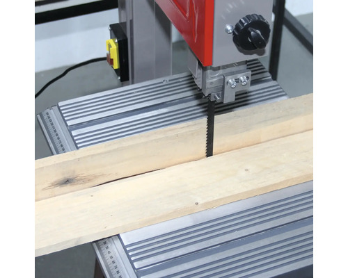 Bandsäge beim Schneiden eines Holzstücks