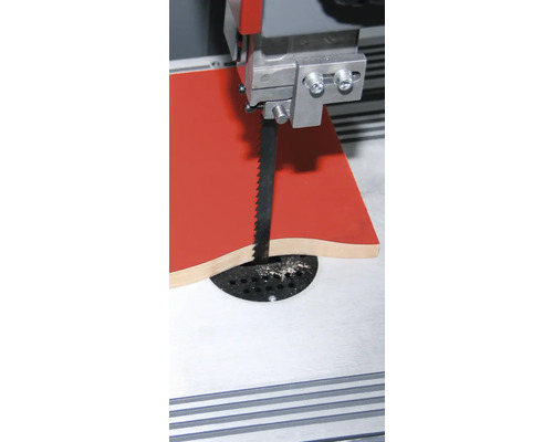 Bandsäge beim Schneiden eines Werkstücks