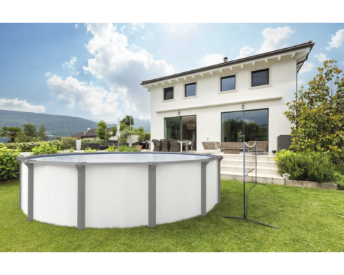 Aufstellpool im Garten vor einem Haus.