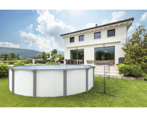 Aufbaubecken im Garten mit Haus im Hintergrund