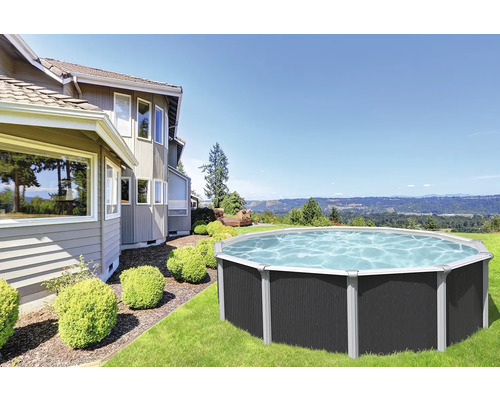 Aufstellpool im Garten mit Haus im Hintergrund