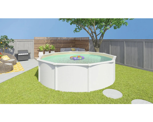 Szene mit einem Garten, in dem sich ein Aufstellpool, Gartenmöbel und ein Grill befinden.