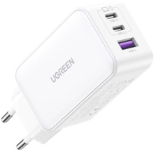 Weißes UGREEN Ladegerät mit USB A und USB C Anschlüssen