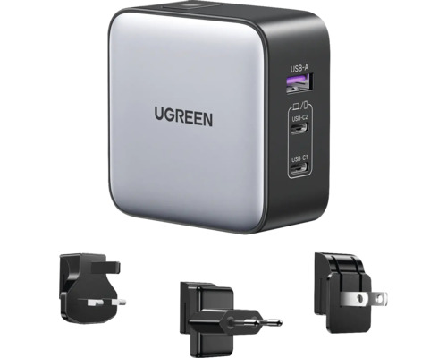 Universal-Reiseadapter mit USB-A und USB-C Anschlüssen und verschiedenen Steckeraufsätzen