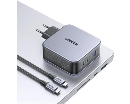 Ugreen Ladegerät mit USB-C Kabel auf einem Laptop
