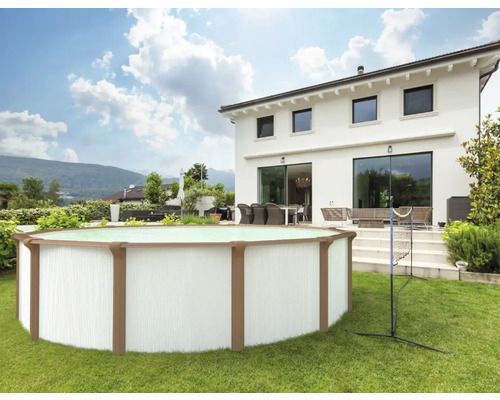 Runder Pool mit Stahlwand im Garten eines Hauses