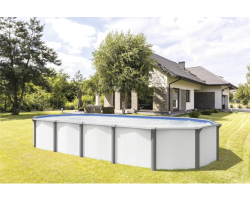 Aufstellpool im Garten vor einem Wohnhaus
