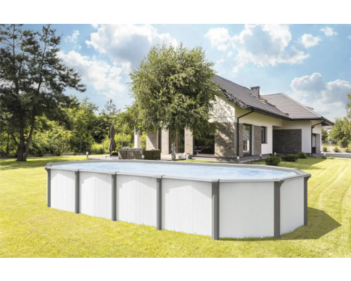 Aufstellpool im Garten vor einem Wohnhaus.