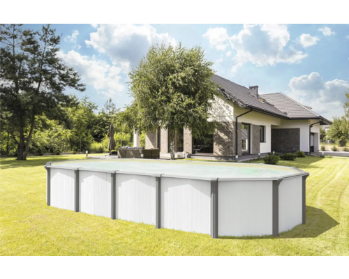 Aufstellpool im Garten vor einem Wohnhaus