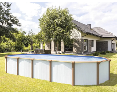 Ovaler Pool mit Stahlwand im Garten vor einem Wohnhaus