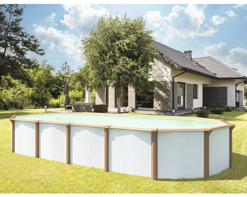 Aufstellpool im Garten vor einem Wohnhaus