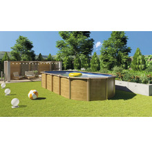 Ovaler Pool aus Holz im Garten mit Sitzbereich