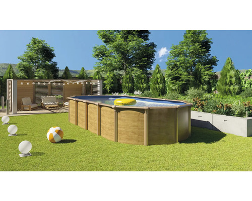 Ovaler Pool aus Holz im Garten mit Sitzbereich