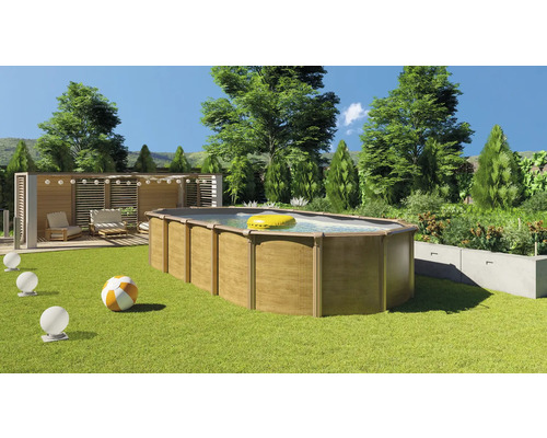 Szene eines Holzpools im Garten mit Terrasse und Dekoration