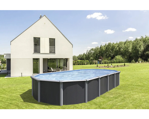 Aufstellpool im Garten vor einem Wohnhaus