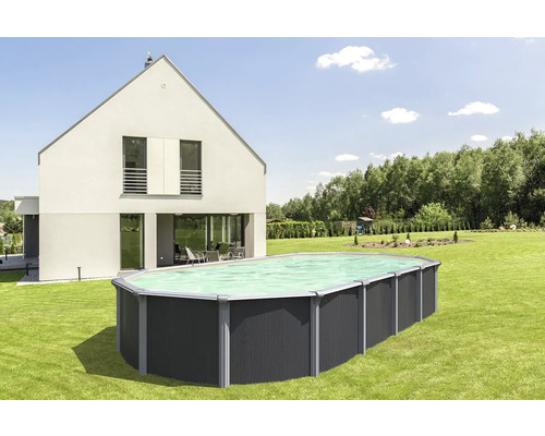 Ovaler Swimmingpool im Garten eines Wohnhauses