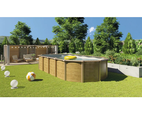 Garten Szene mit Pool, Liegestühlen und Rasen