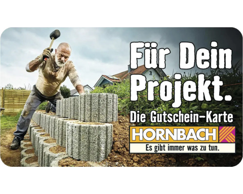 Mann baut mit einem Gummihammer eine Mauer aus Betonsteinen im Garten. Hornbach Gutschein-Karte.