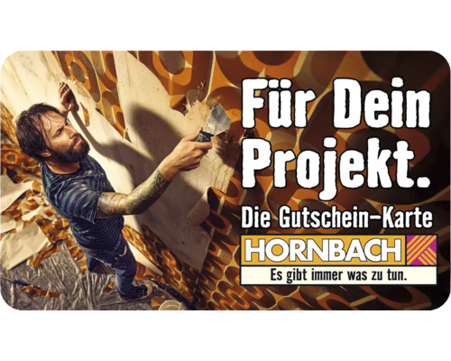 Mann entfernt alte Tapete mit Spachtel, im Vordergrund Hornbach Gutschein-Karte.