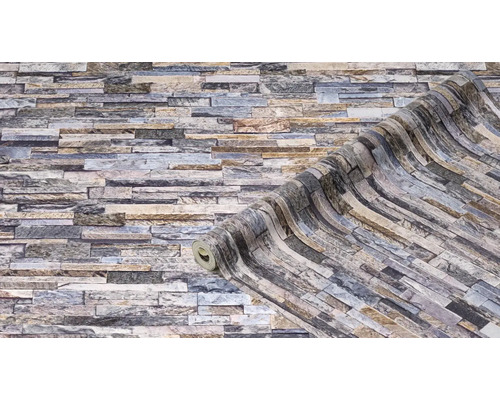 Tapete mit Steinmuster und aufgerollter Tapetenrolle