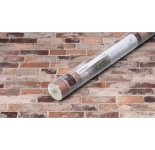 Tapetenrolle mit Backsteinmuster auf Backsteintapete