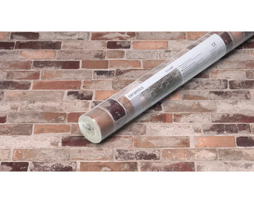 Tapetenrolle mit Backsteinmuster auf Backsteintapete