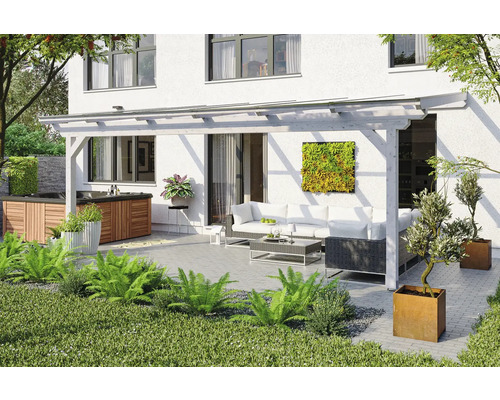 Terrassenüberdachung SKAN HOLZ Ancona 648x400 cm weiß Terrasse mit Holzpavillon, Whirlpool, Sitzgruppe und Bepflanzung vor einem Wohnhaus.