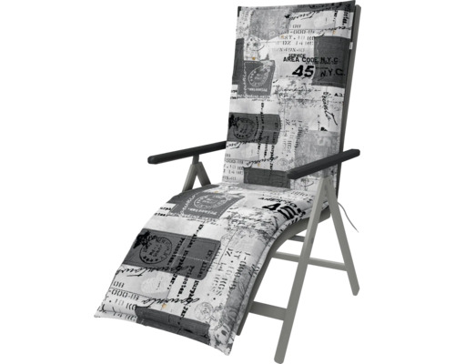 Gartenliege mit grauer Holzstruktur und Polster mit Briefmarkenmuster