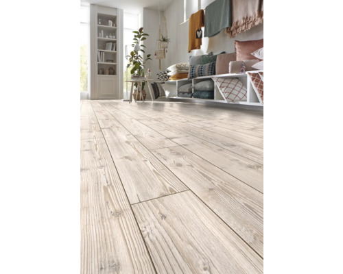 Heller Holzboden in einem Wohnraum mit Regalen und Dekoration