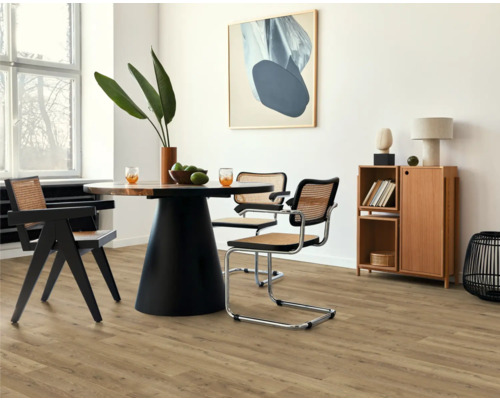 Esszimmer mit Esstisch, Stühlen und Holzboden