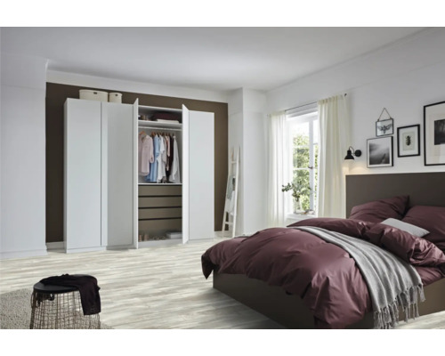 Helles Schlafzimmer mit Kleiderschrank, Bett und Fenster