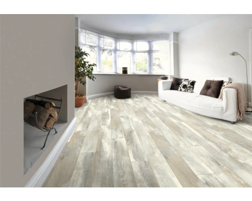 Helles Wohnzimmer mit Holzboden, Sofa und Kamin