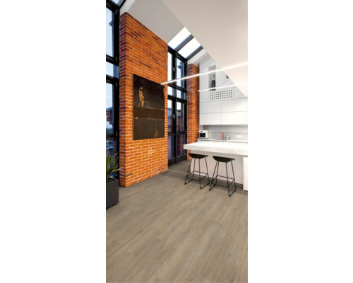 Heller Raum mit Boden, Ziegelwand und Küche