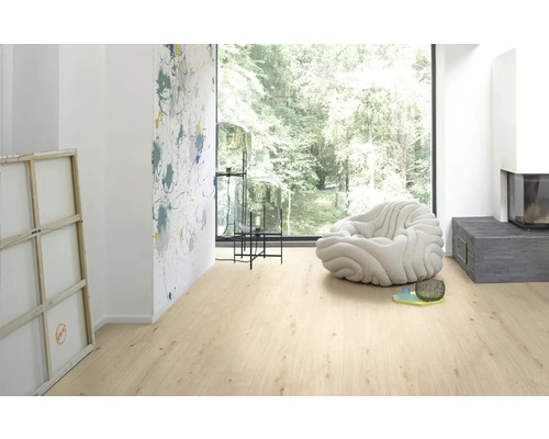 Heller Raum mit Laminatboden, Sessel und Dekoration