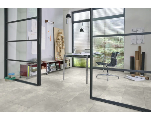 Büroraum mit Bodenfliesen, Schreibtisch und Büromöbeln.