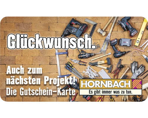Hornbach Geschenkgutschein umgeben von Werkzeugen vor einer Ziegelwand
