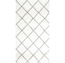 Weißer Teppich mit Rautenmuster