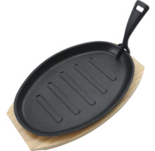 Ovale Grillpfanne aus Gusseisen mit Holzuntersetzer