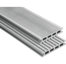 Zwei Terrassendielen aus Kunststoff mit gerillter Oberfläche